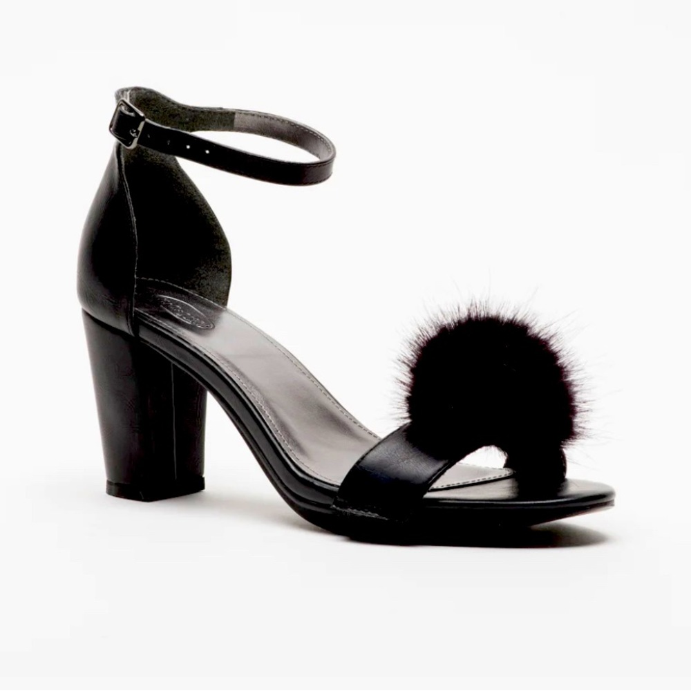 Block heel with removable Pom Pom shoe accessory